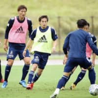 Teruhito Nakagawa (center) and other Marinos players train on Monday in Yokohama. | YOKOHAMA F. MARINOS / VIA KYODO