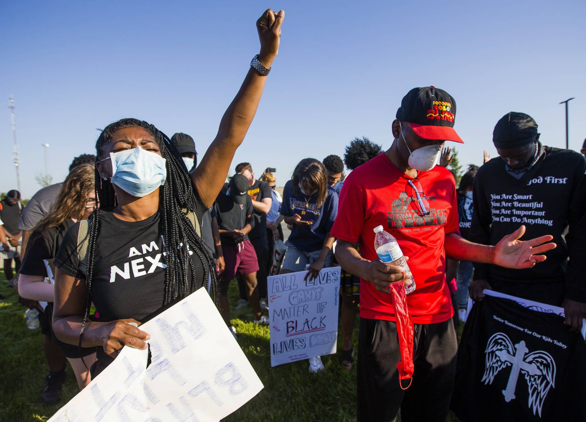 People pray at a police station in South Bend, Indiana, on Tuesday. | SOUTH BEND TRIBUNE / VIA AP