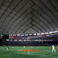 The Giants and Swallows play a preseason game at Tokyo Dome on Feb. 29. | REUTERS