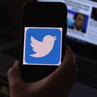 Twitter will prompt some users to click links to other websites before retweeting them, part of an effort to discourage the spread of misinformation. | AFP-JIJI