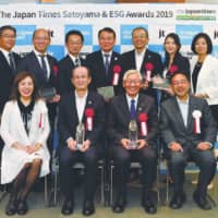 Winners and officials at The Japan Times Satoyama & ESG Awards 2019 ceremony in Tokyo on Sept. 6. | YOSHIAKI MIURA