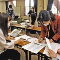 Public health nurses at the Gifu City Public Health Center have been working on a task focused on COVID-19 clusters. | CHUNICHI SHIMBUN
