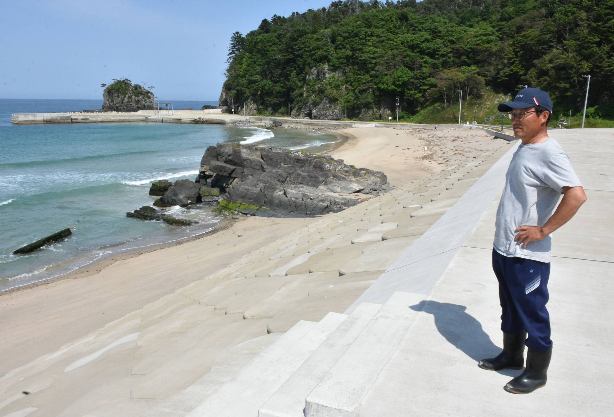 Teruo Takahashi, who heads the local residents association in the Ara district of Miyahi Prefecture, fears opening his local beach to tourists may cause the coronavirus to spread in his neighborhood. | KAHOKU SHIMPO