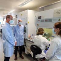 Britain\'s Prince William meets scientists during a visit to the manufacturing laboratory where a vaccine against the novel coronavirus COVID-19 is being produced in Oxford, England, on Wednesday. | POOL / VIA AFP-JIJI