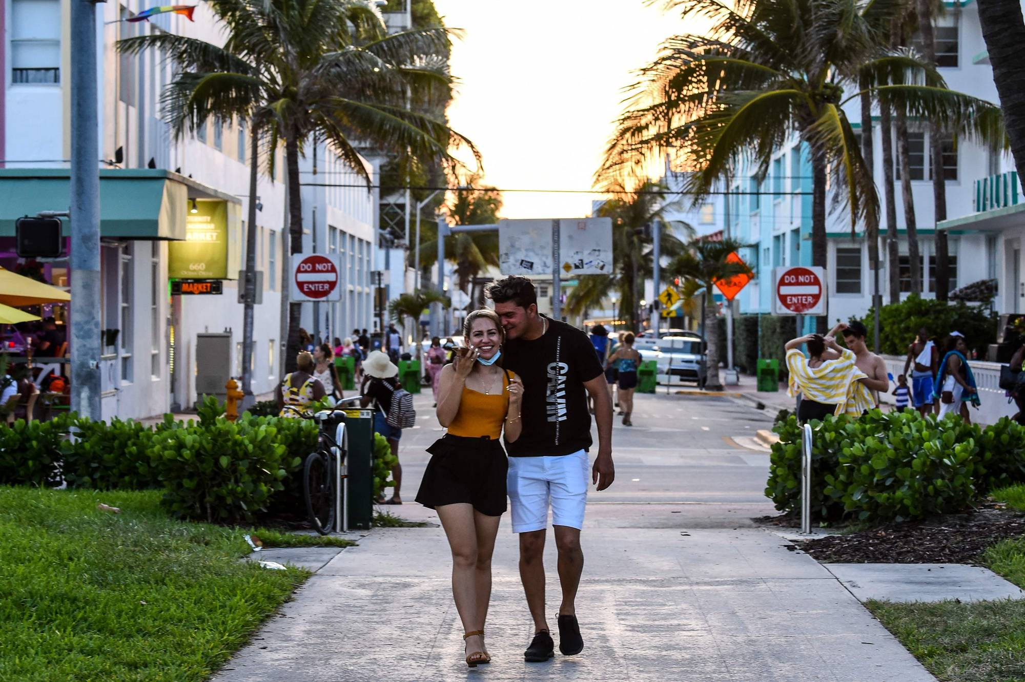 In Florida, where reported cases shot up 7.8 percent Friday while deaths rose 1.2 percent, the median age of patients dropped to 37 in mid-June from over 60 in mid-March. | AFP-JIJI