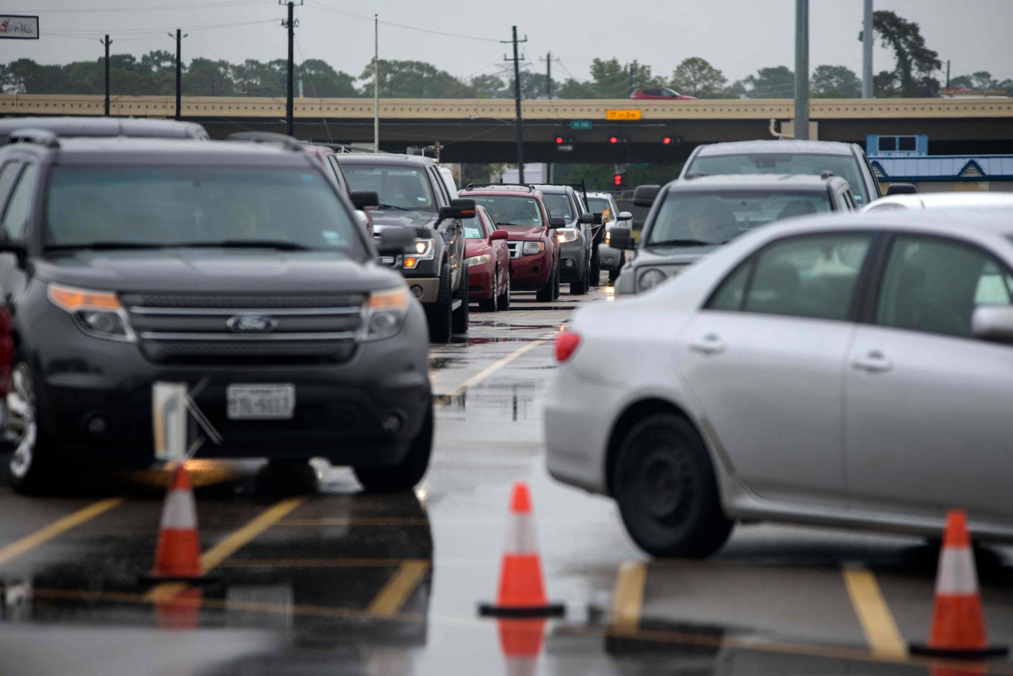 Cars line up at a testing site in Houston on Thursday. | AFP-JIJI