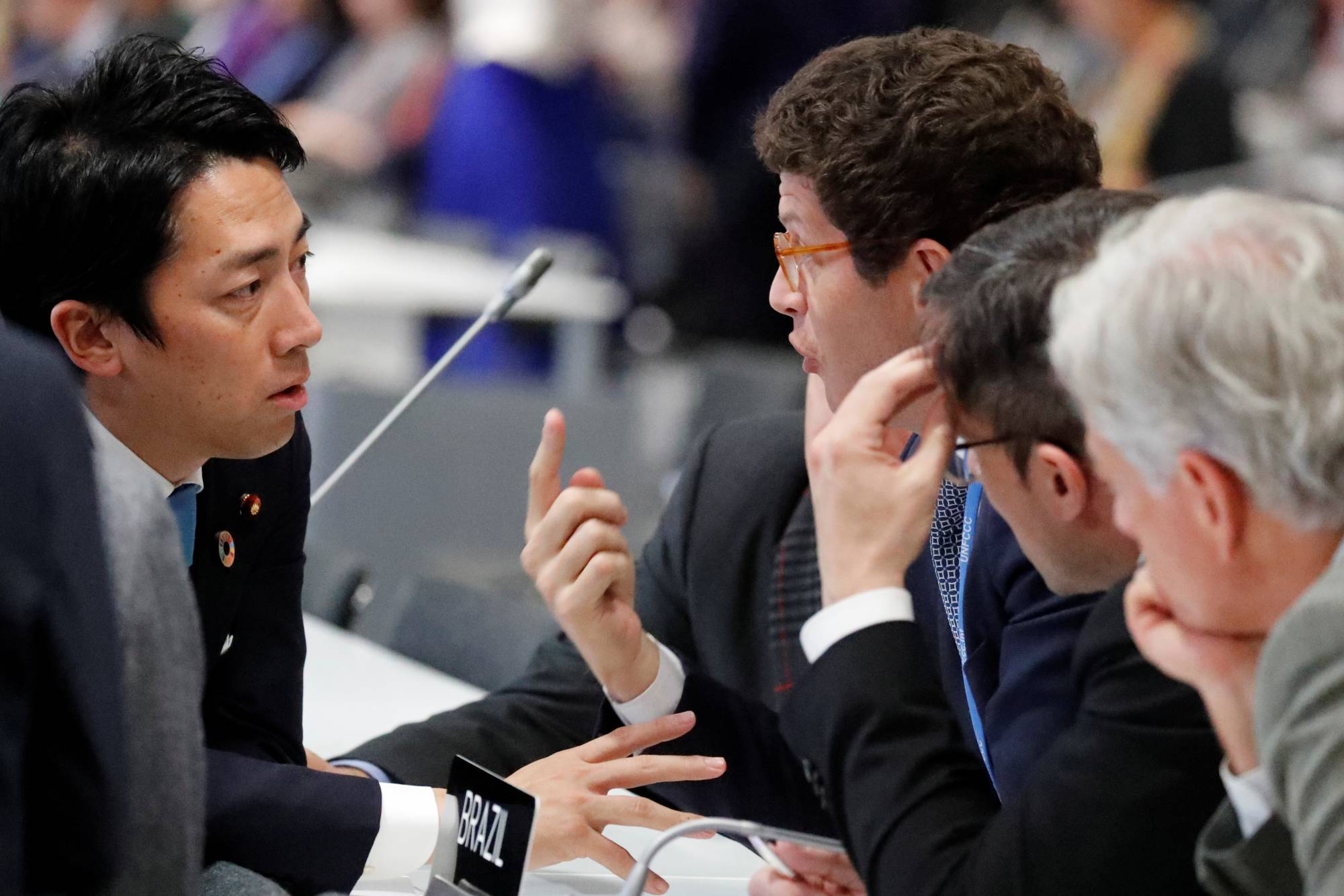 Environment Minister Shinjiro Koizumi, left, talks with Brazil’s Environment Minister Ricardo Salles at the U.N. Climate Change Conference (COP25) in Madrid in December 2019. | REUTERS