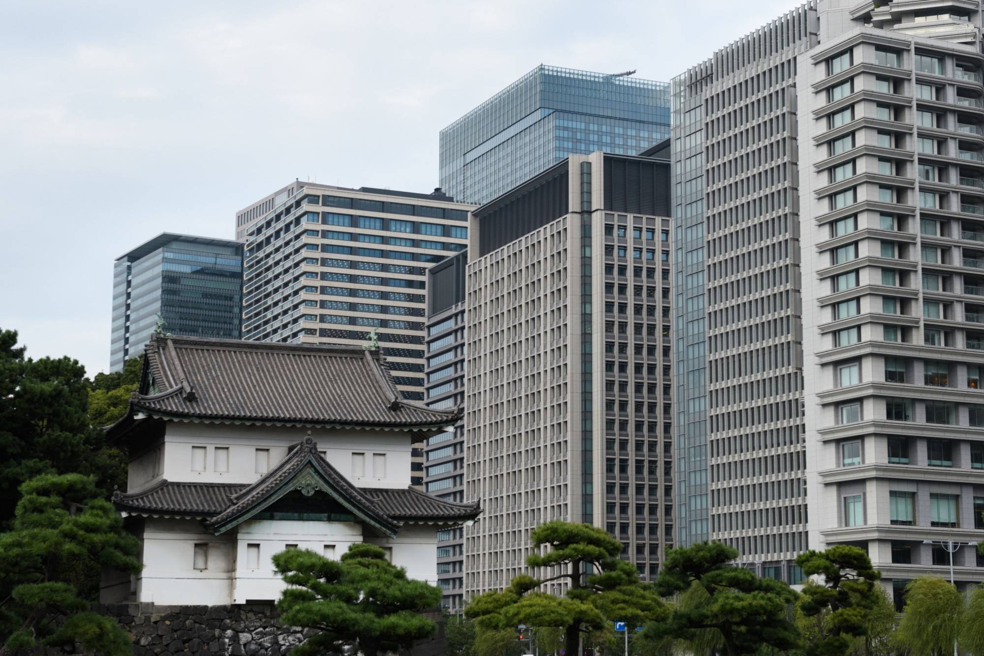 Some of the problems Japan faces in attracting international firms include a tax burden that can be higher than in other Asian financial hubs, bureaucracy seen as excessive and a language barrier. | BLOOMBERG