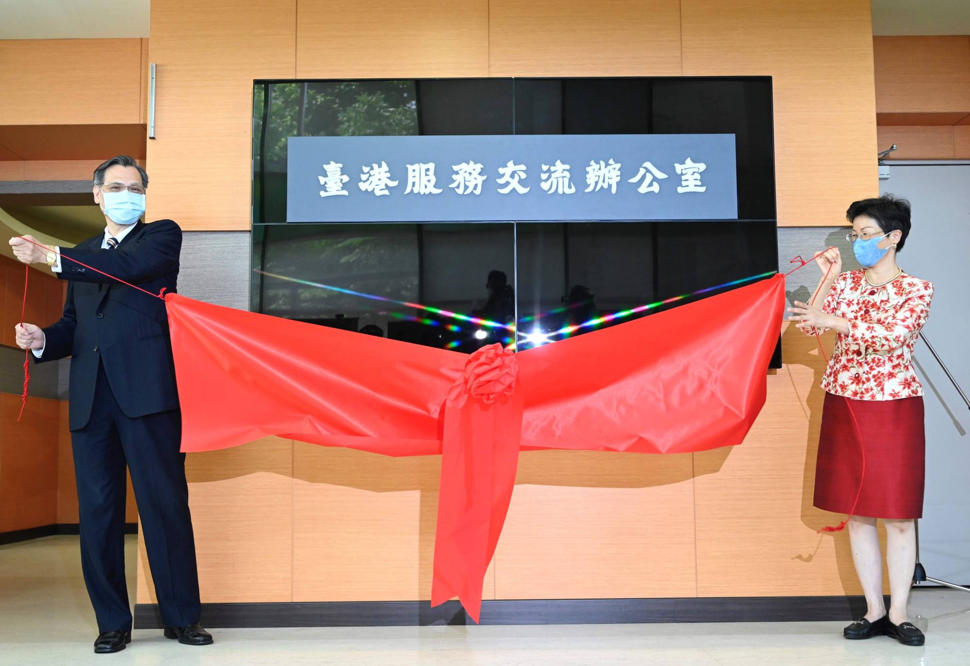 Chen Ming-tong (left), minister of Taiwan's Mainland Affairs Council, and Katharine Chang, chairwoman of Taiwan's Hong Kong Economic and Cultural Co-operation Council, unveil a sign during a launch ceremony for the Taiwan-Hong Kong Office for Exchange and Services in Taipei on Wednesday. | AFP-JIJI