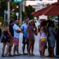 The dropping age of the infected in the U.S. is becoming one of the most pressing problems for local officials, who continued Wednesday to set curfews and close places where the young gather. | AFP-JIJI