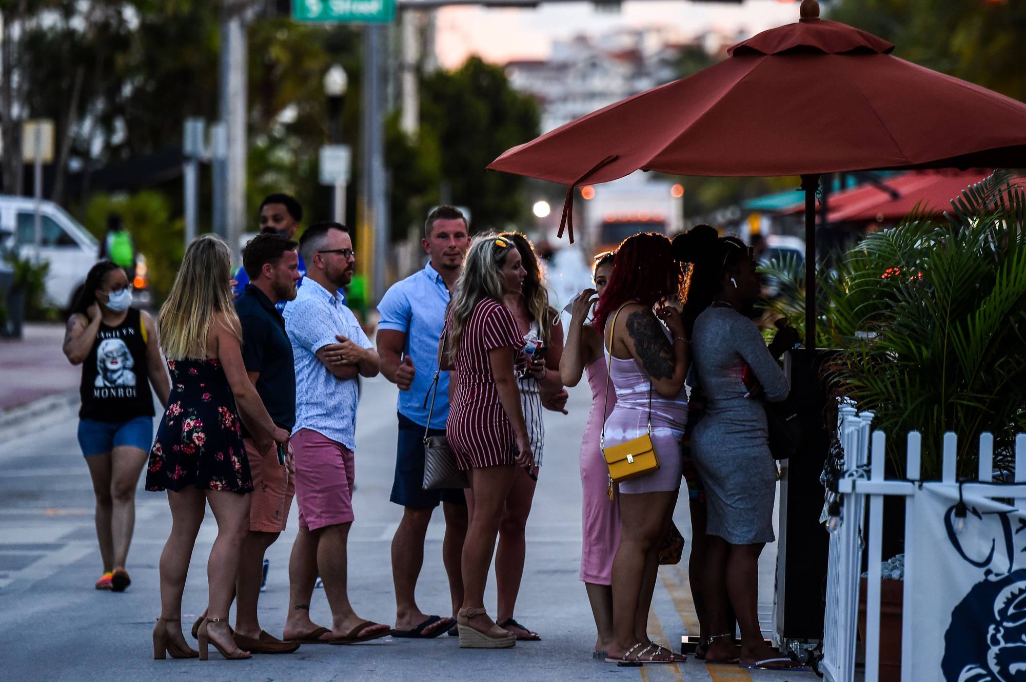 The dropping age of the infected in the U.S. is becoming one of the most pressing problems for local officials, who continued Wednesday to set curfews and close places where the young gather. | AFP-JIJI
