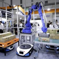 Mujin Inc.\'s demonstrates its logistics automation robot at the Robot Development and Application Expo in January 2019 in Tokyo. | BLOOMBERG