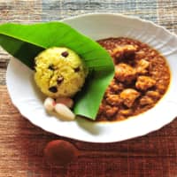 Natural plate: In July, Imamori serves his special 20-spice curry and turmeric rice on the leaf of a Japanese bigleaf magnolia. | MITSUHIKO IMAMORI