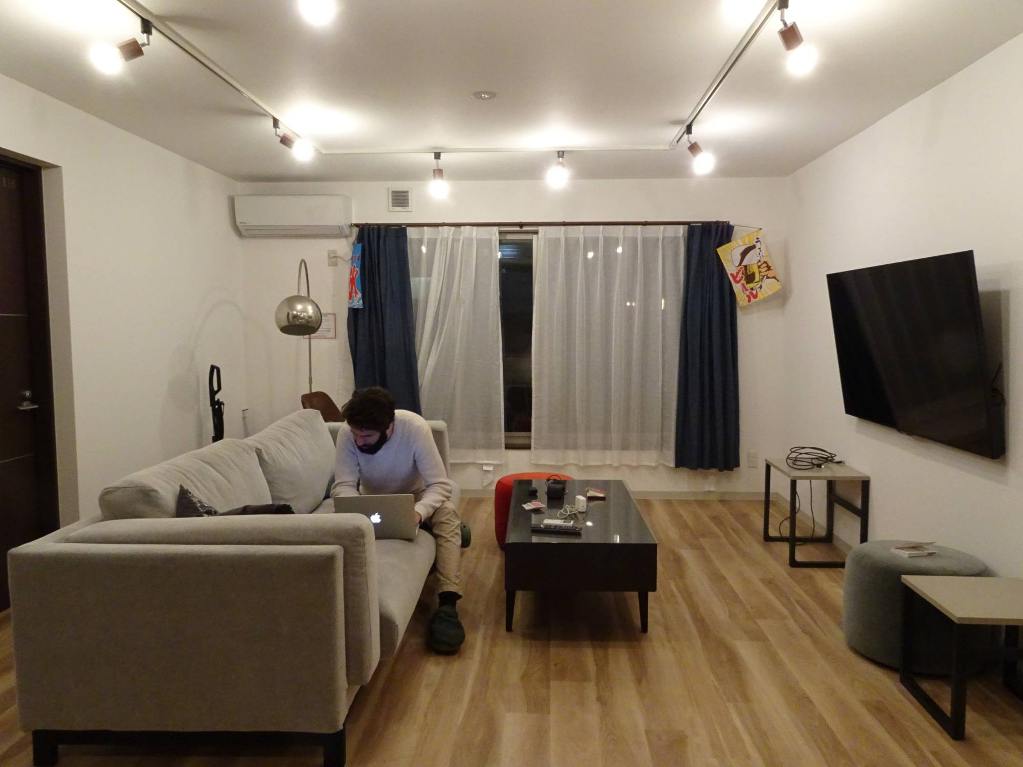 A living room at a share house operated by Be Good Japan Inc. in Tokyo's Toshima Ward | Kazuaki Nagata 