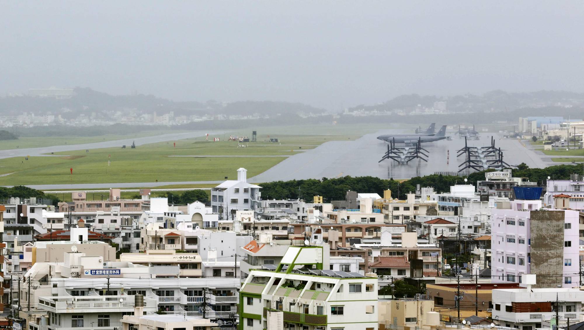 The Supreme Court has rejected a demand by residents near U.S. Marine Corps Air Station Futenma in Okinawa Prefecture demanding flight suspensions over aircraft noise. | KYODO