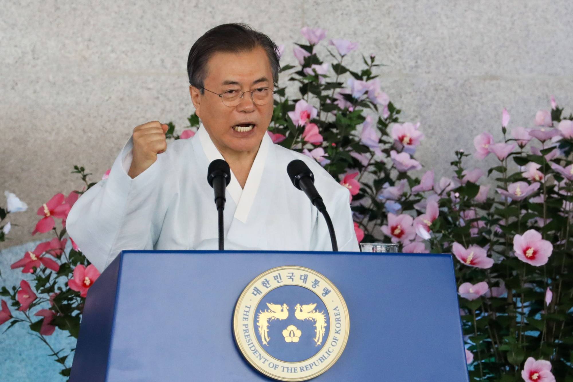 South Korean President Moon Jae-in has made little progress in advancing women in government or in company life since taking office. | Bloomberg 