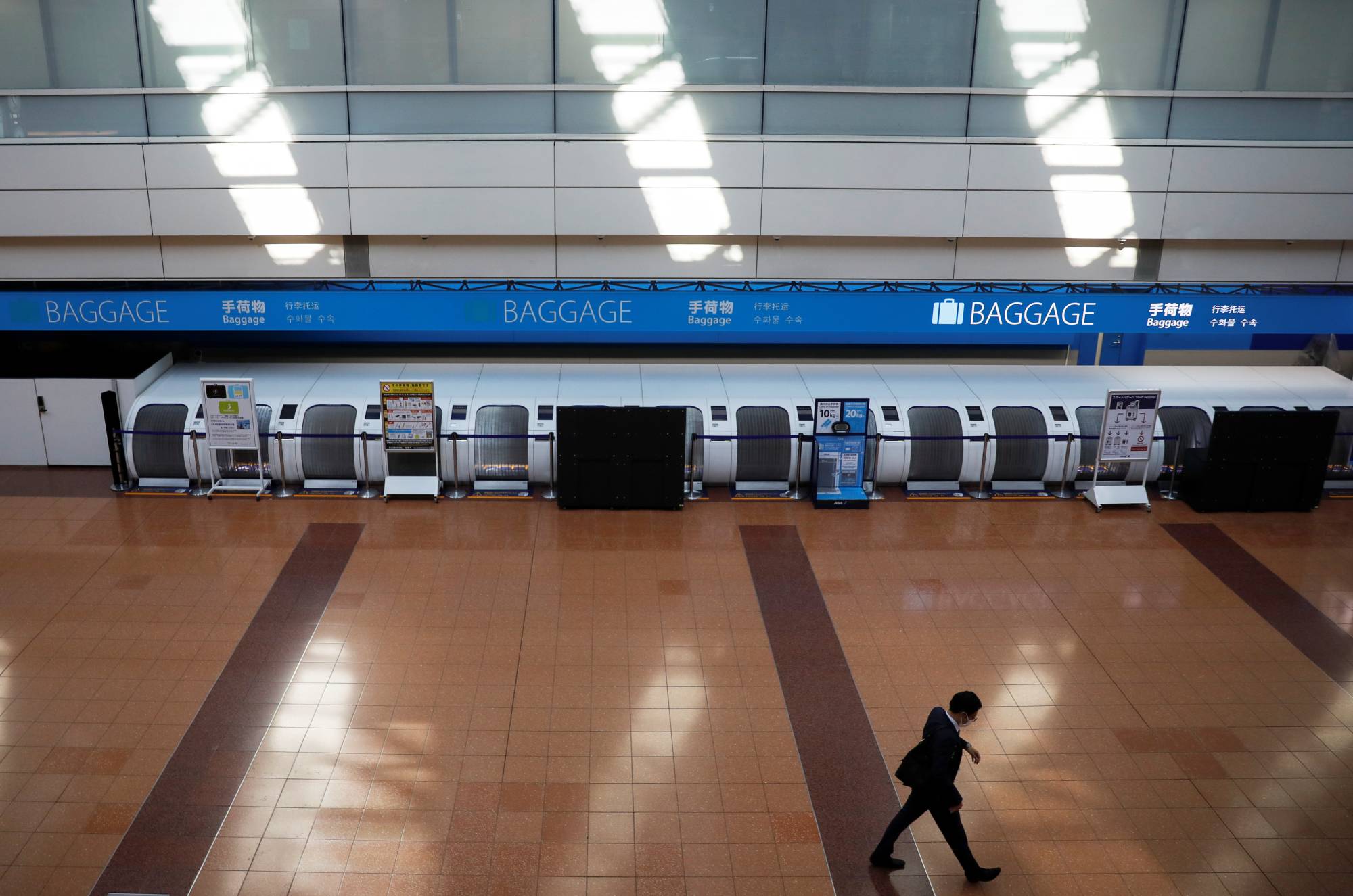 Tokyo may soon ease a much-criticized ban on allowing re-entry of long-term foreign workers in Japan. | REUTERS