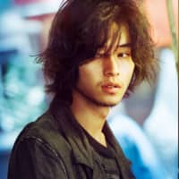 Bad romance: Kento Yamazaki (left) stars as a self-centered playwright whose relationship with his girlfriend (Mayu Matsuoka) goes sour in “Theatre: A Love Story.” | © 2020 ‘THEATRE: A LOVE STORY’ FILM PARTNERS
