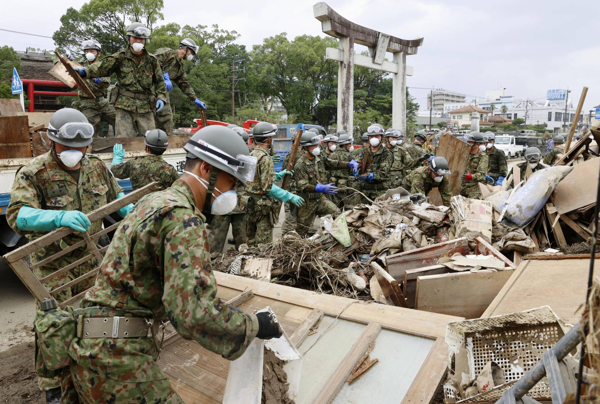 While it is often thought that the Self-Defense Forces or other first responders would come to the rescue in times of disaster, this would not be easy in densely packed metropolitan areas. | KYODO