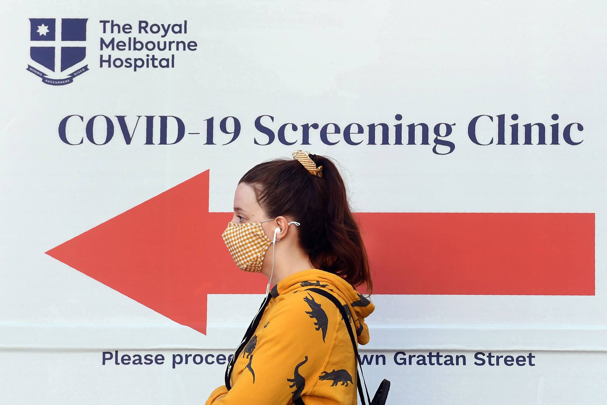A woman queues outside a COVID-19 coronavirus testing site in Melbourne on Thursday. | AFP-JIJI