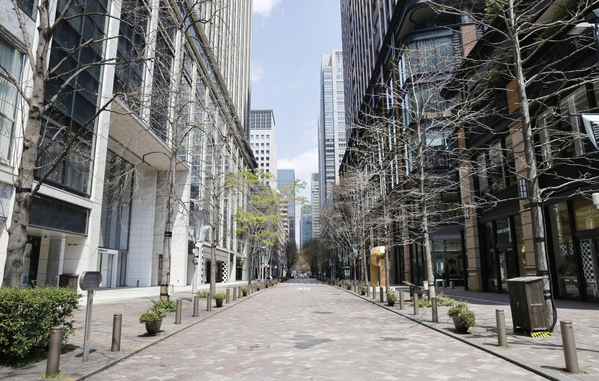 A street in the Marunouchi business district of Tokyo, where many foreign business people work and do business, stands empty amid the COVID-19 pandemic. | KYODO　