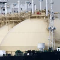 A liquefied natural gas tanker is berthed at Tokyo Electric\'s gas-fired thermal power plant in Futtsu, Chiba Prefecture, in 2016. | BLOOMBERG