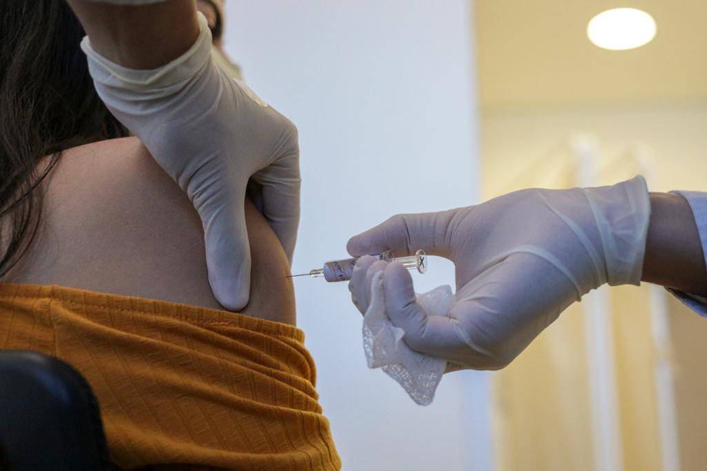 Handout picture released by the Sao Paulo State Government press office shows a volunteer receiving the COVID-19 vaccine during the trial stage of the vaccine produced by the Chinese company Sinovac Biotech at the Hospital das Clinicas in Sao Paulo state, Brazil, on July 21. | SAO PAULO STATE GOVERNMENT / via AFP-JIJI