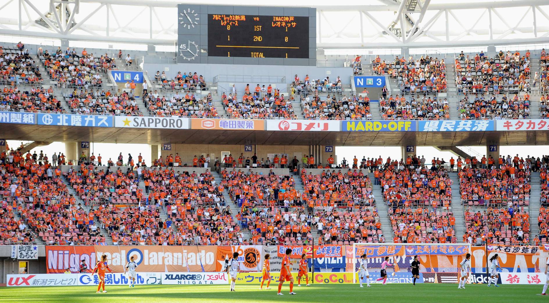 Albirex Ladies and INAC play a Nadeshiko League game at Denka Swan Stadium in Niigata on Aug. 6, 2011, as part of a doubleheader with the J. League's Albirex and S-Pulse. WE League Chair Kikuko Okajima hopes to schedule similar doubleheaders with WE League and J. League clubs. | KYODO