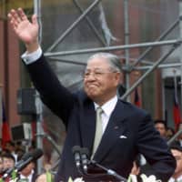 Former Taiwanese President Lee Teng-hui waves to the crowd outside the presidential palace in Taipei May 20, 2000, after his successor was sworn in as Taiwan\'s next president. | REUTERS 