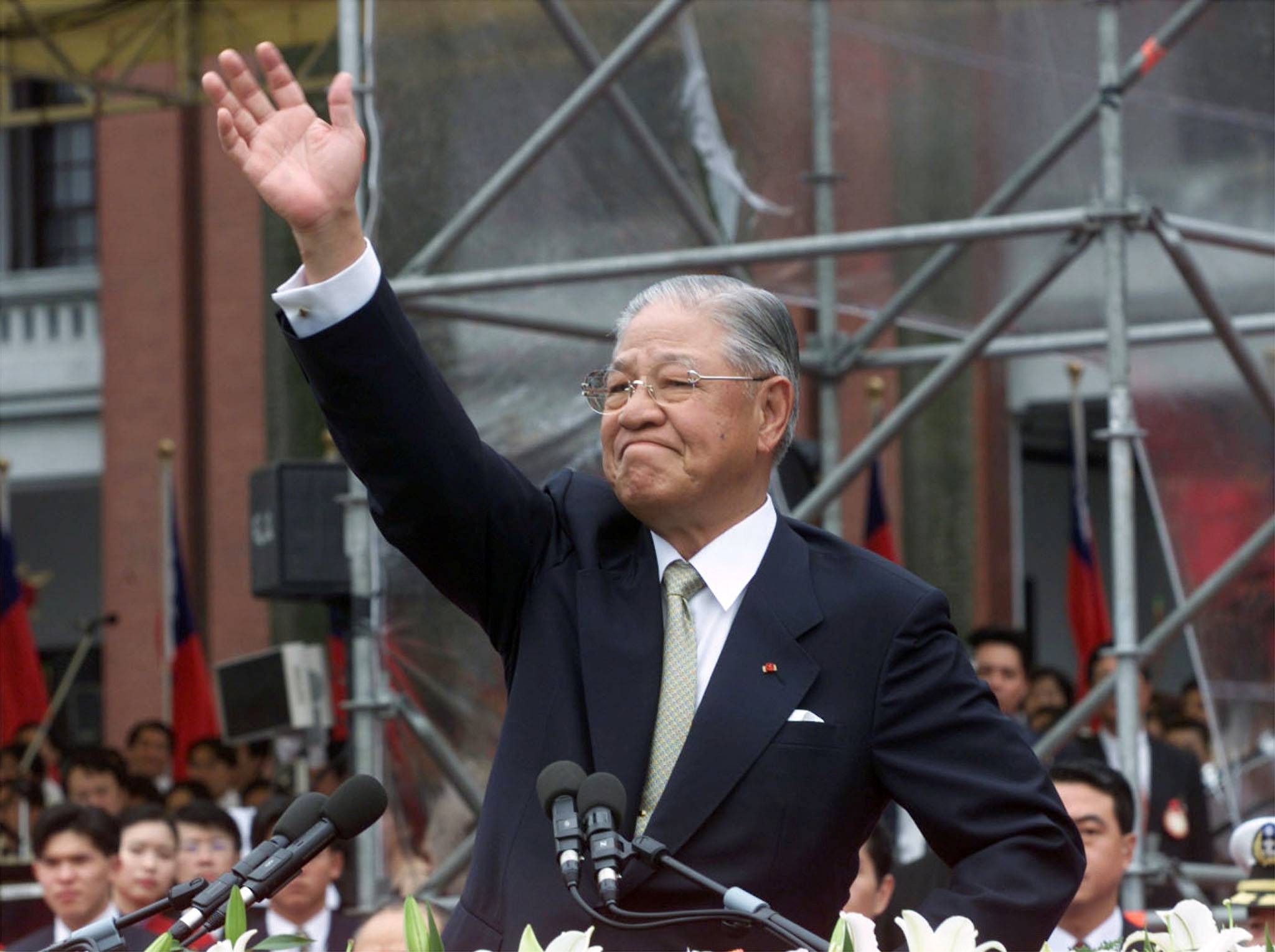 Former Taiwanese President Lee Teng-hui waves to the crowd outside the presidential palace in Taipei May 20, 2000, after his successor was sworn in as Taiwan's next president. | REUTERS 