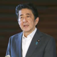 Shinzo Abe speaks publicly on the passing of Lee Teng-hui at the Prime Minister\'s Office Friday. Abe praised the former leader of Taiwan for improving relations with Japan and fostering democracy on the self-governed island. | KYODO