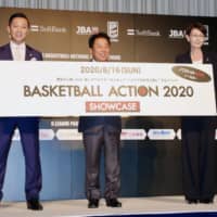 B. League Chairman Shinji Shimada (left), SoftBank COO Jun Shimba (center) and
Japan Basketball Association president Yuko Mitsuya pose for photos at a Tokyo news conference on Thursday. | KAZ NAGATSUKA