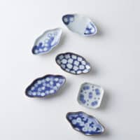 Cool plates: The stylized snowflakes called yukiwa are depicted with lines that curve around the edges of the snow crystal, resulting in a “snow ring” motif. Although it goes without saying that items with this design are used in the winter, they also make appearances throughout the year as a reminder of the snowmelt that sustains nature’s bounty in all four seasons. The mamezara shown on this page are all Imari ware from the Edo Period (1603-1868).