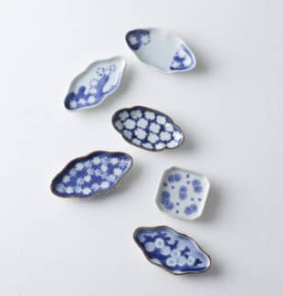 Cool plates: The stylized snowflakes called yukiwa are depicted with lines that curve around the edges of the snow crystal, resulting in a 'snow ring' motif. Although it goes without saying that items with this design are used in the winter, they also make appearances throughout the year as a reminder of the snowmelt that sustains nature’s bounty in all four seasons. The mamezara shown on this page are all Imari ware from the Edo Period (1603-1868). | 