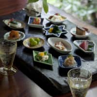 Petite bites: Appetizers laid out on mamezara plates include green ginkgo nuts, which express the fresh bounty of early autumn. The variety of foods and the care with which they are presented make this a feast for the eyes as well.