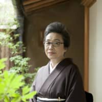Mamezara master: Born as the daughter of a fine-arts dealer in Kyoto, Hiroko Kidoh began cultivating her sense of beauty at an early age. Thanks both to her impeccable taste and to her convention-breaking system of allowing buyers to purchase single pieces, her antique shop, Tessaido, has won many fans among Japanese and international collectors alike.