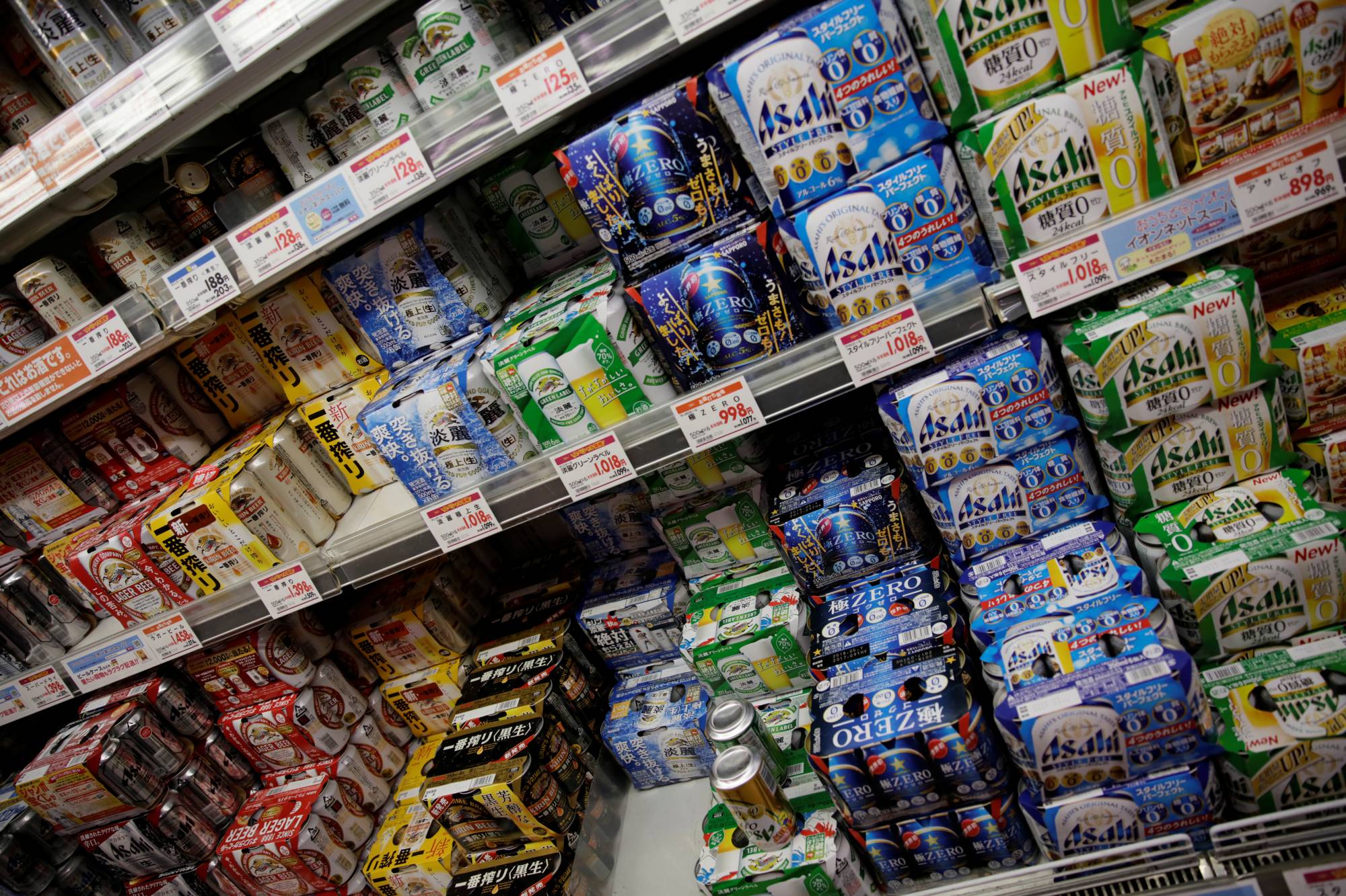 Revenue from beer and beer-like beverages by the big four brewers — Asahi, Kirin, Suntory and Sapporo — all fell in the first half from a year earlier. | REUTERS