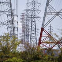 Rules on the use of power transmission lines are under review in the hope of accelerating the expansion of renewable power generation, according to industry ministry officials. | BLOOMBERG