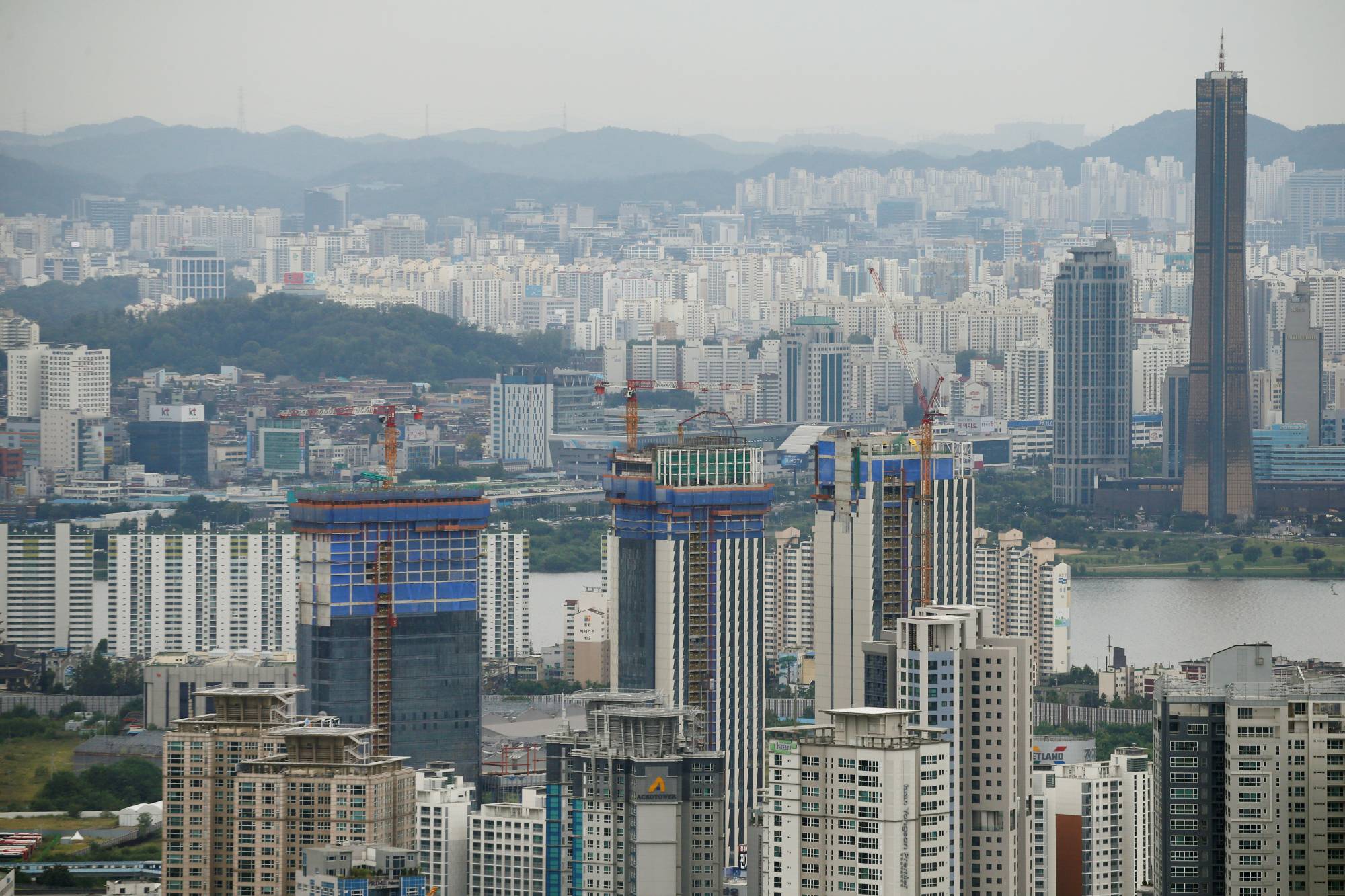 Despite more than 20 cooling policies introduced by President Moon Jae-in’s government, home prices in Seoul have risen more than 50 percent since 2017, the fastest pace in the world, according to statistics site Numbeo. | REUTERS