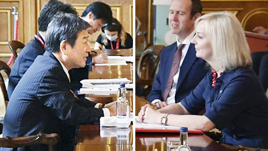 Foreign Minister Toshimitsu Motegi and British Trade Secretary Liz Truss hold trade talks in London on Thursday.  | FOREIGN MINISTRY / VIA KYODO 