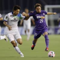 Sanfrecce\'s Yuya Asano (right) and Bellmare\'s Kazunari Ono contend for the ball on Sunday in Hiroshima. | KYODO