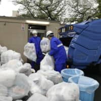 There is concern that garbage collectors could become infected with COVID-19 while collecting trash containing used face masks and tissues. | DAITO BUNKA UNIVERSITY ASSOCIATE PROF. SEIICHIRO FUJII / VIA KYODO
