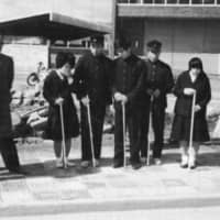 Teachers and students test tactile paving at a road crossing in Okayama Prefecture in 1967. | COURTESY OF TRAFFIC SAFETY RESEARCH CENTER, INC.