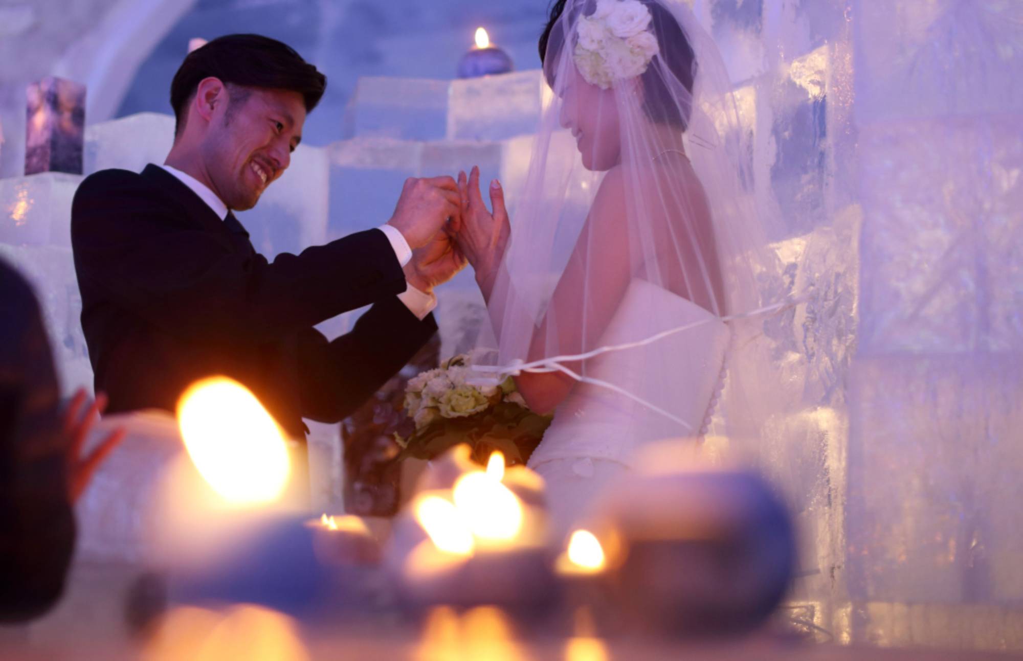 A husband and wife participate in a ceremony to mark their 10th wedding anniversary in Tobetsu, Hokkaido. | BLOOMBERG