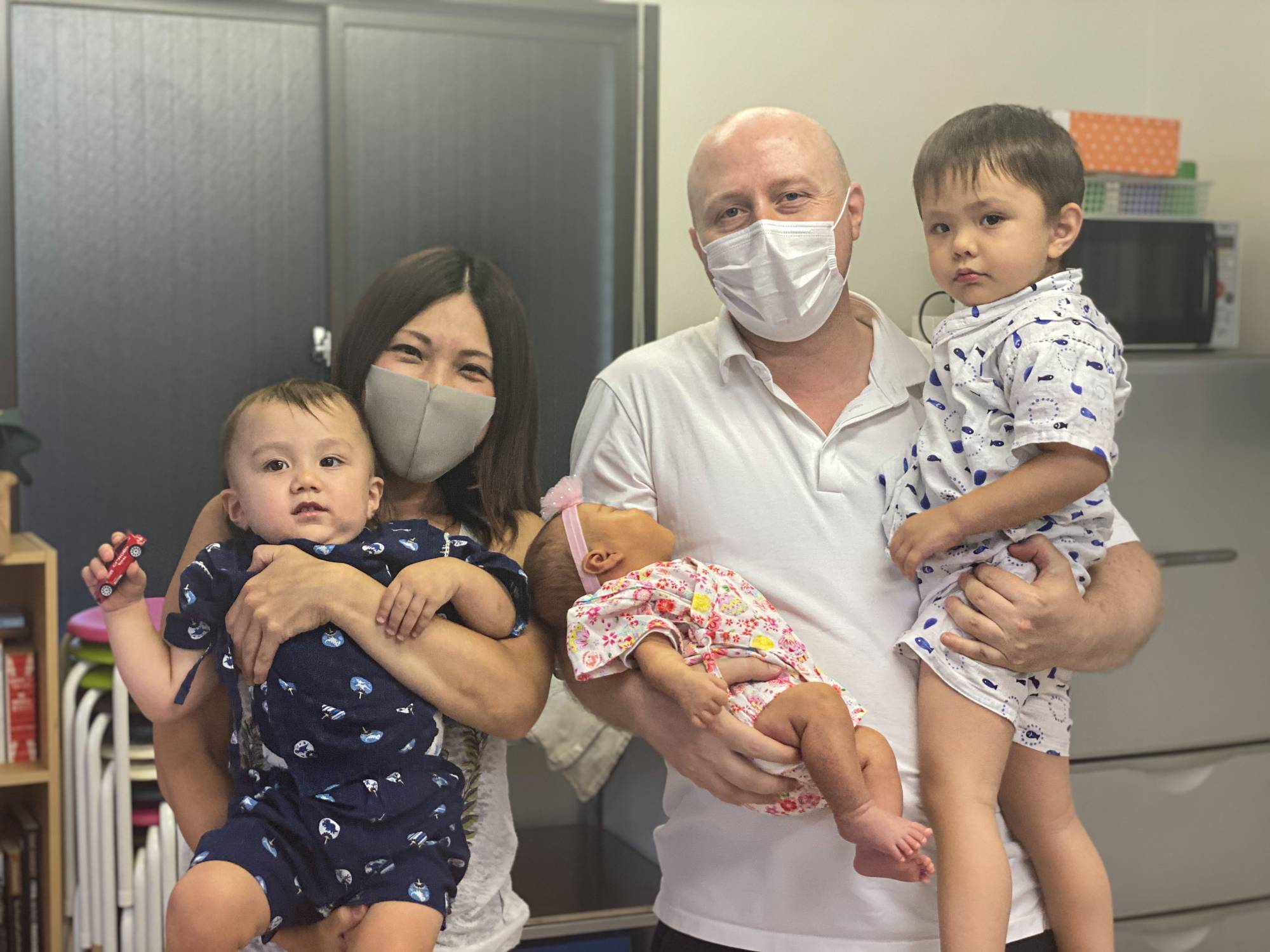 Caring clan: Geoff and Chikako Morris pose with their three children. Geoff moved to Japan 13 years ago and now runs Oyako Cafe and Natural English in Osaka's Nishinakajima neighborhood. | H.J. MILON 