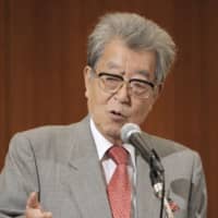 Kozo Watanabe, former vice speaker of the House of Representatives, gives a lecture in the city of Osaka in October 2011. | KYODO