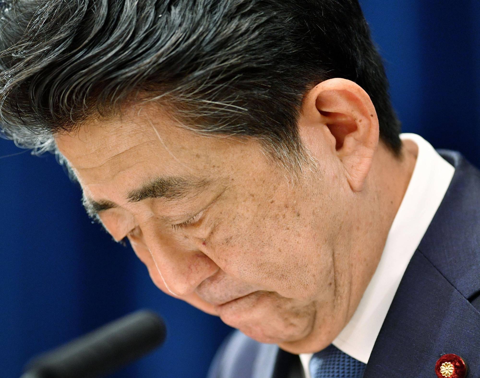 Bowing out: Prime Minister Shinzo Abe bows after announcing his intention to resign on Aug. 28. | KYODO