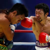 Akira Yaegashi punches Thailand\'s Wittawas Basapean during their IBF light flyweight title bout in Tokyo on Dec. 30, 2016. | REUTERS