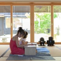 Fun preparations: Children decorate sensu fans and delicate sheets of paper to display wagashi tea sweets at Modern Ryokan Kishi-ke’s Kids Culture Experience. | HITOMI KISHI
