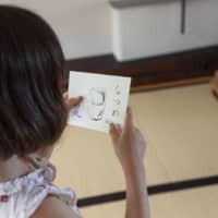 Picture guide: Tea master Kimihisa Meguro uses illustrated cards to introduce the six main tea ceremony tools. | HITOMI KISHI
